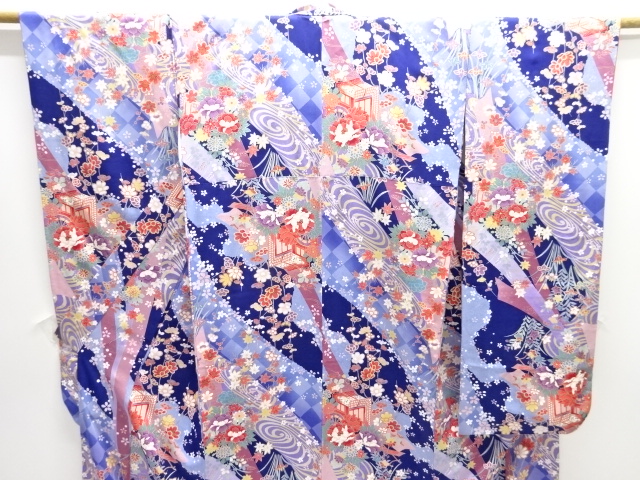 御所車に草花模様振袖